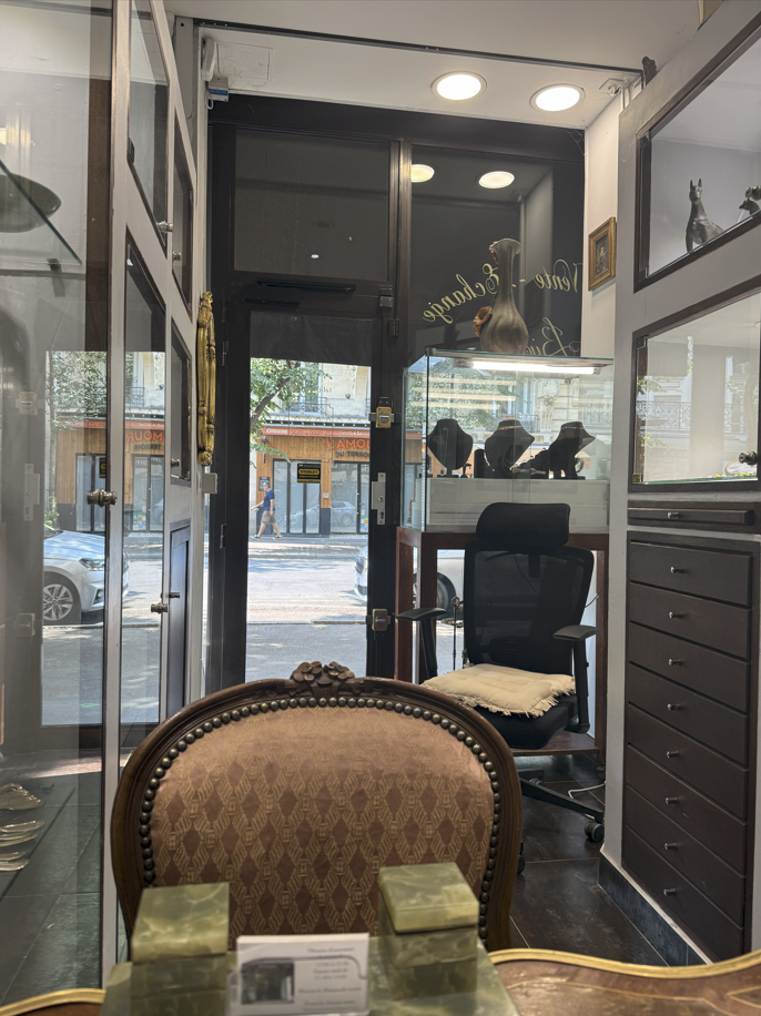 Intérieur de la boutique AVBA à Paris