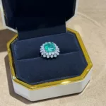 Bague en or blanc 18 carats sertie d’une émeraude d’environ 4,7 ct et de diamants, présentée dans son écrin