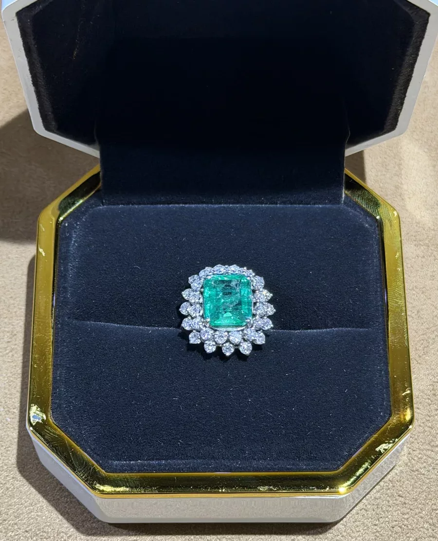 Bague émeraude d’environ 4,7 ct et diamants en or blanc 18 carats, vue d’ensemble
