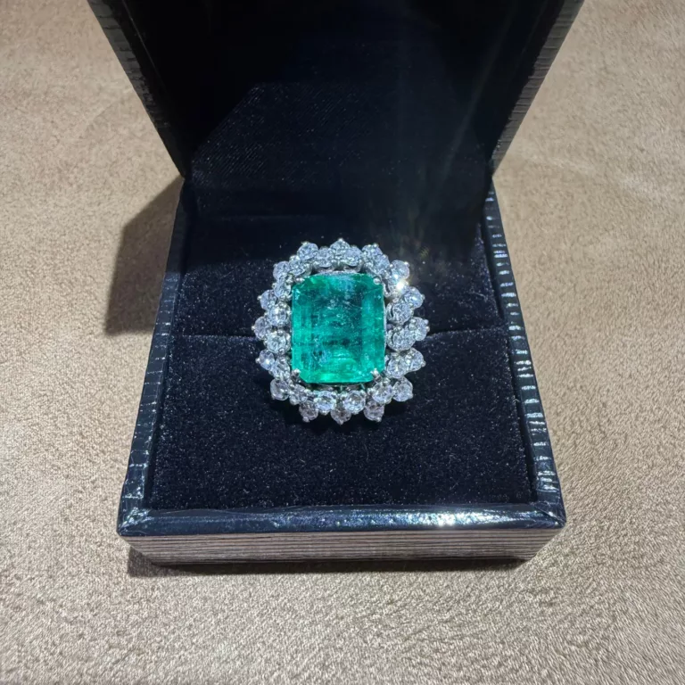 Bague émeraude et diamants en or blanc, vue rapprochée dans son écrin