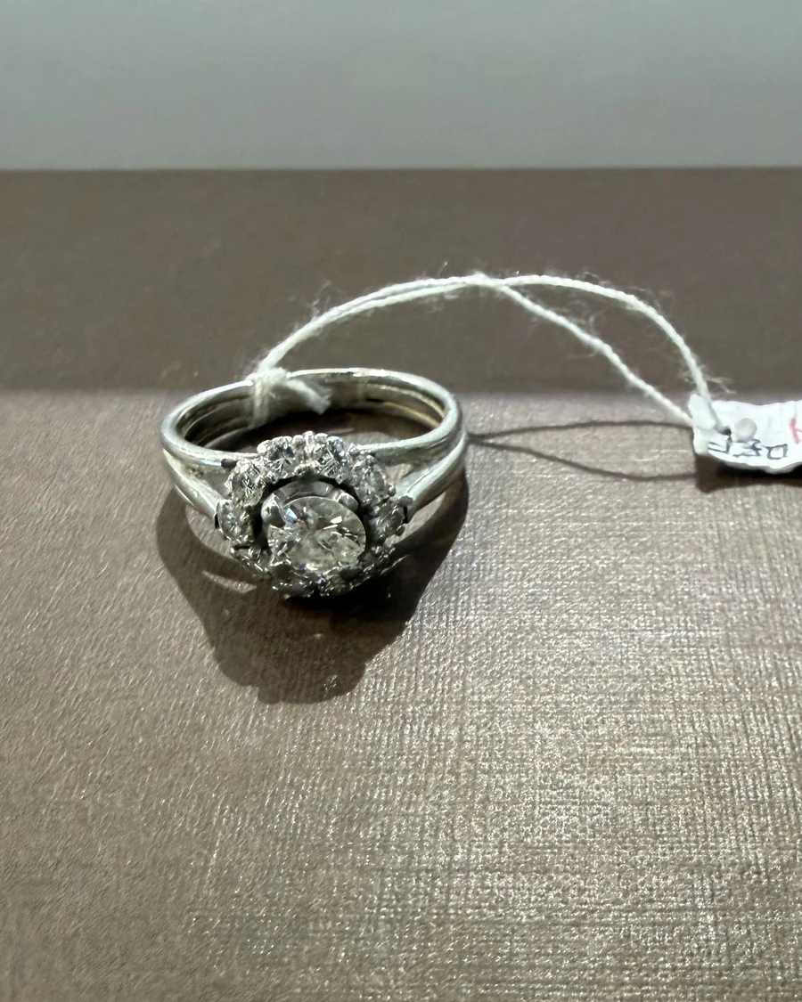 Bague marguerite en or blanc 18K sertie de diamants, vue principale
