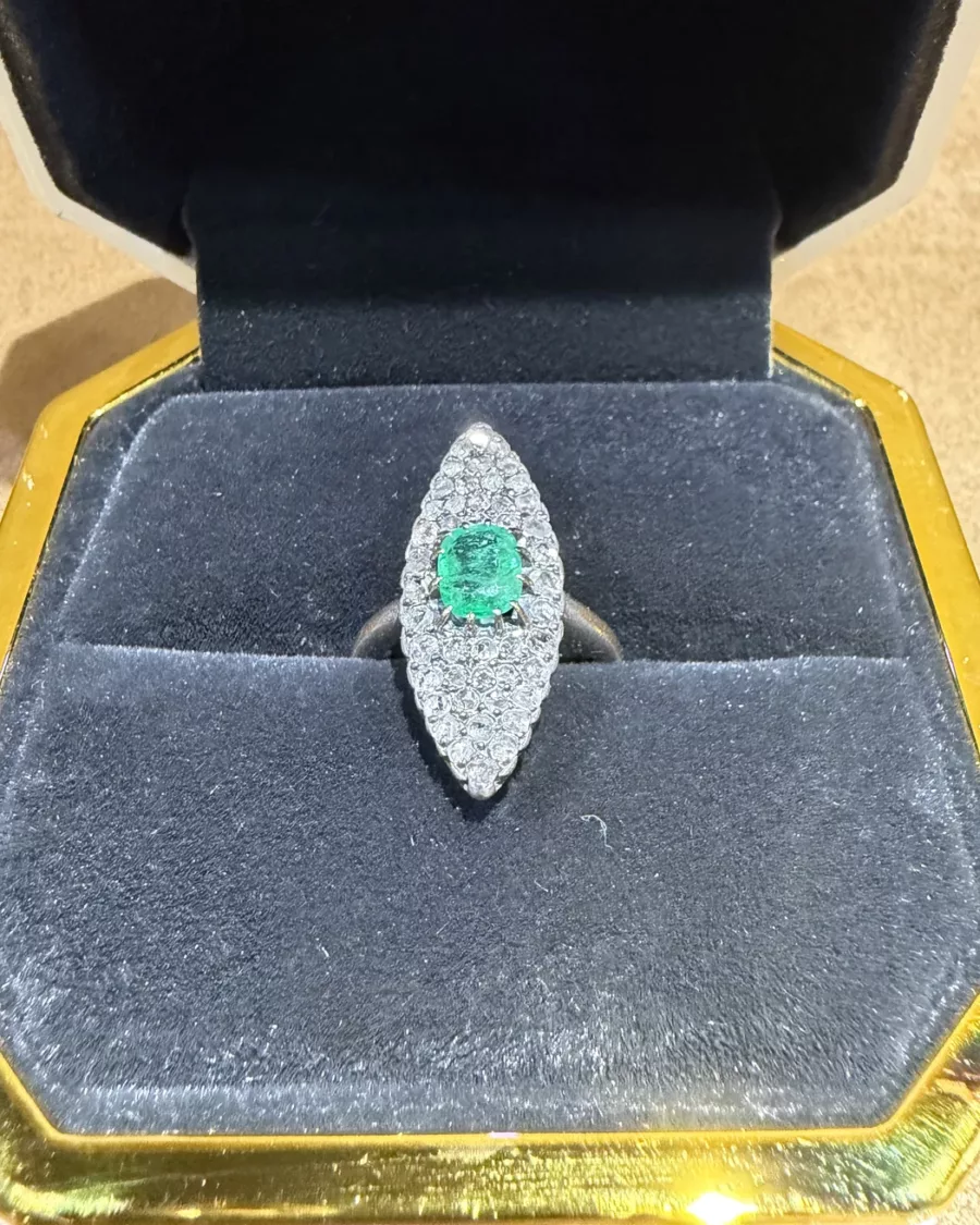 Bague marquise sertie d’une émeraude d’environ 0,59 ct et entourée de diamants