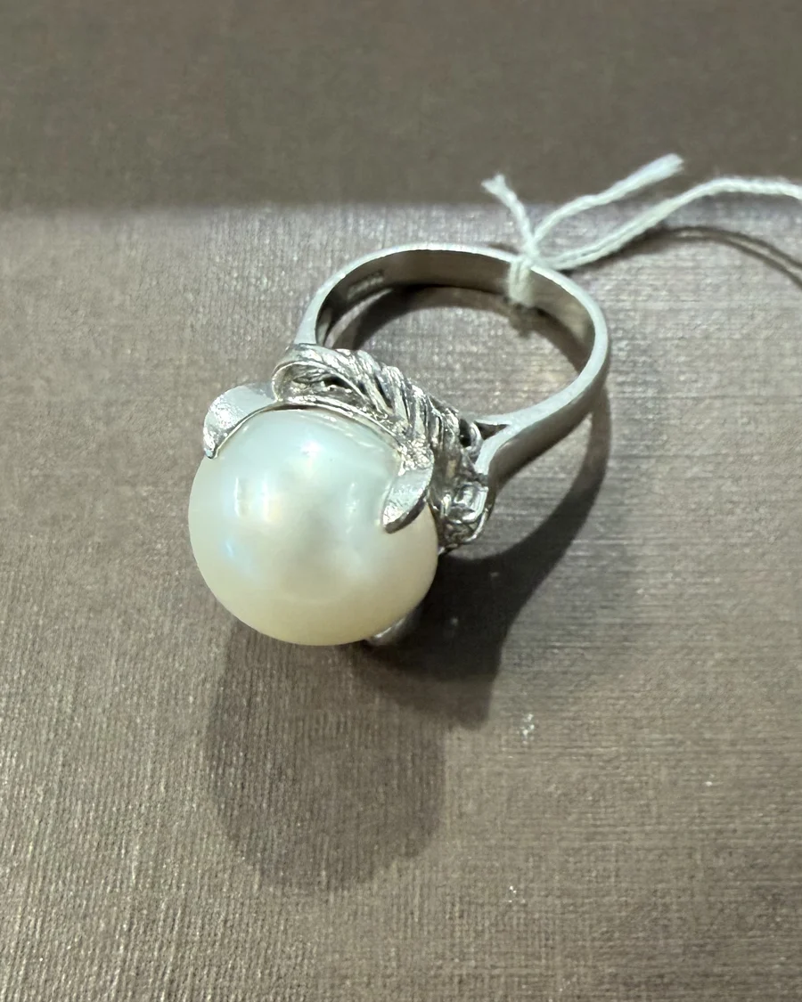 Bague en platine ornée d’une perle blanche et de brillants, vue principale