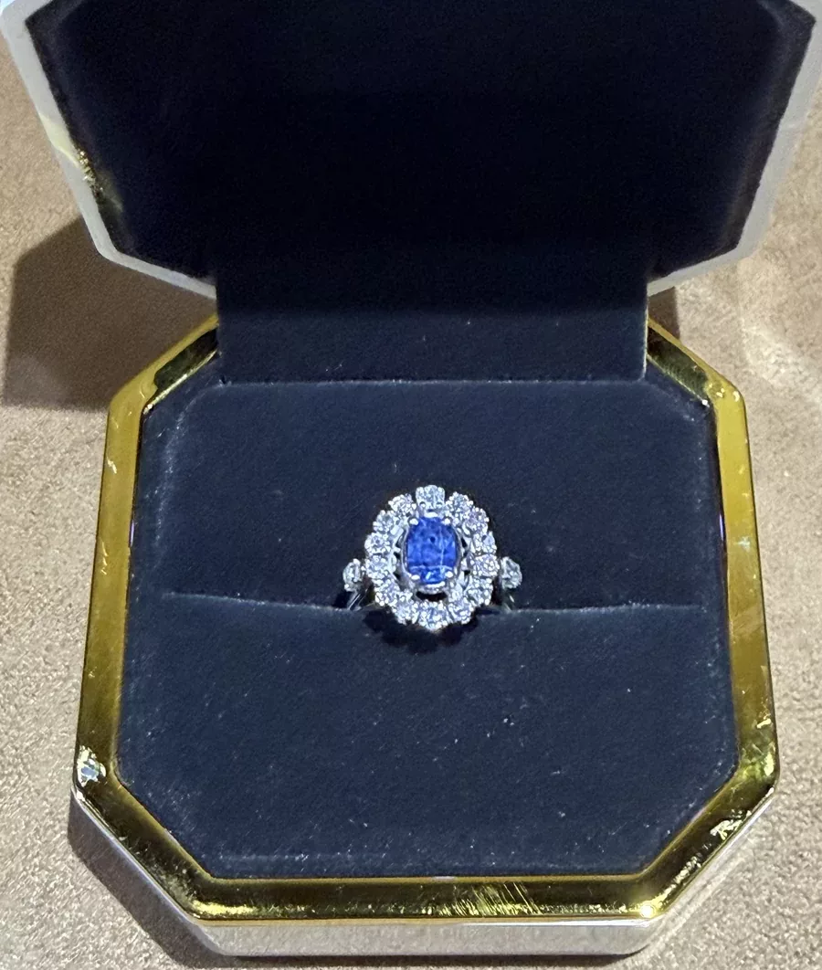 Bague marguerite en platine et or sertie d’un saphir d’environ 0,83 ct entouré de diamants