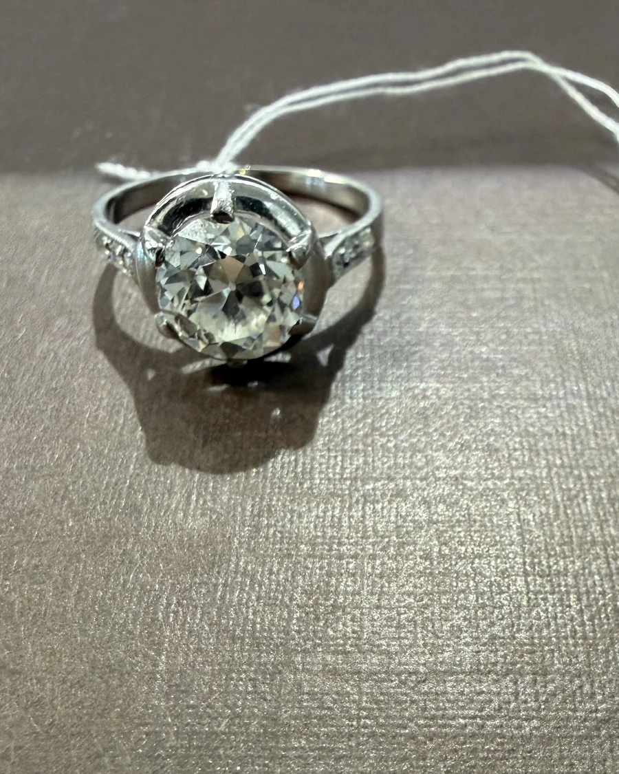 Bague solitaire en or blanc 18K sertie d’un diamant rond, vue principale