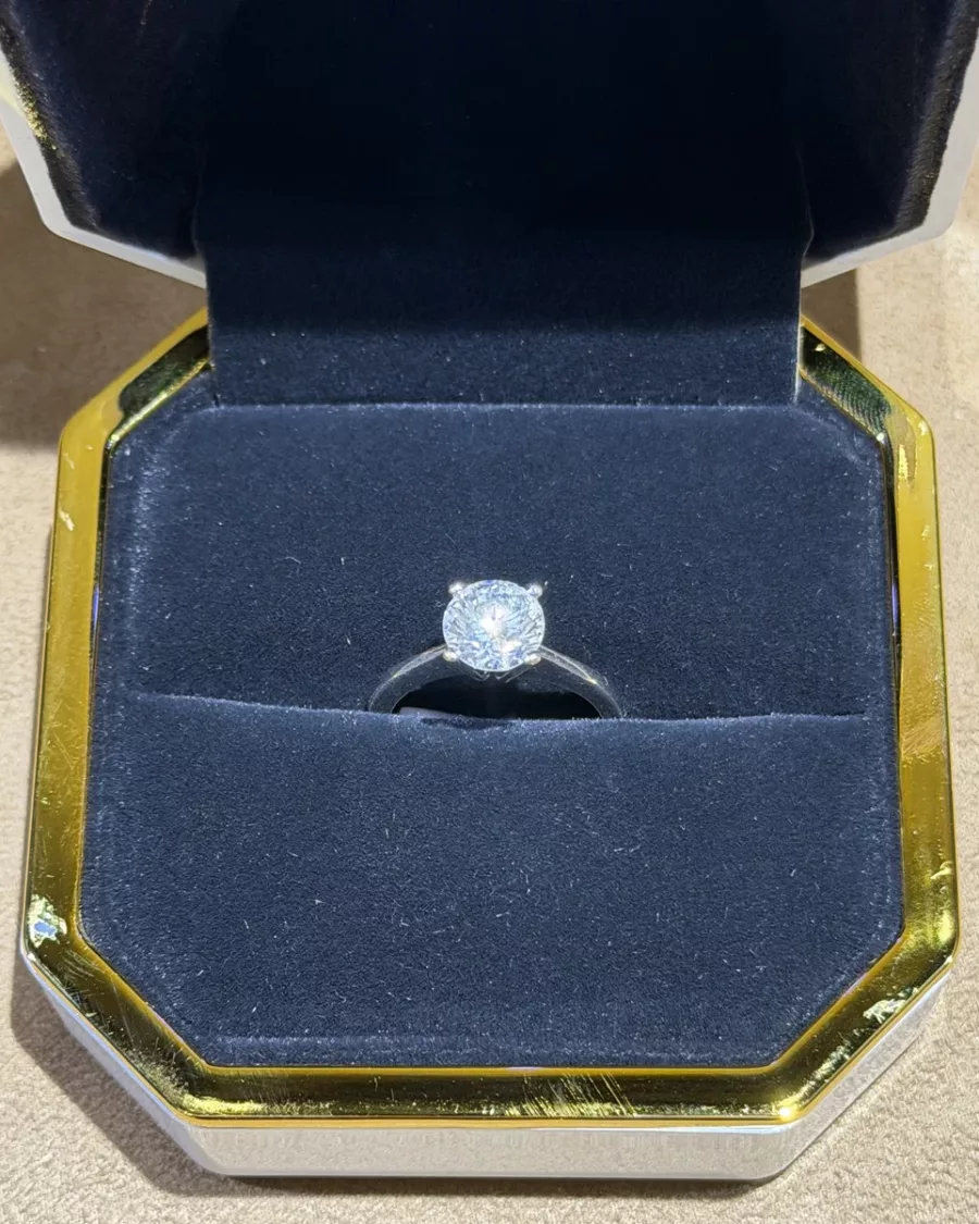 Bague solitaire sertie d’un diamant rond d’environ 1,87 ct, vue principale