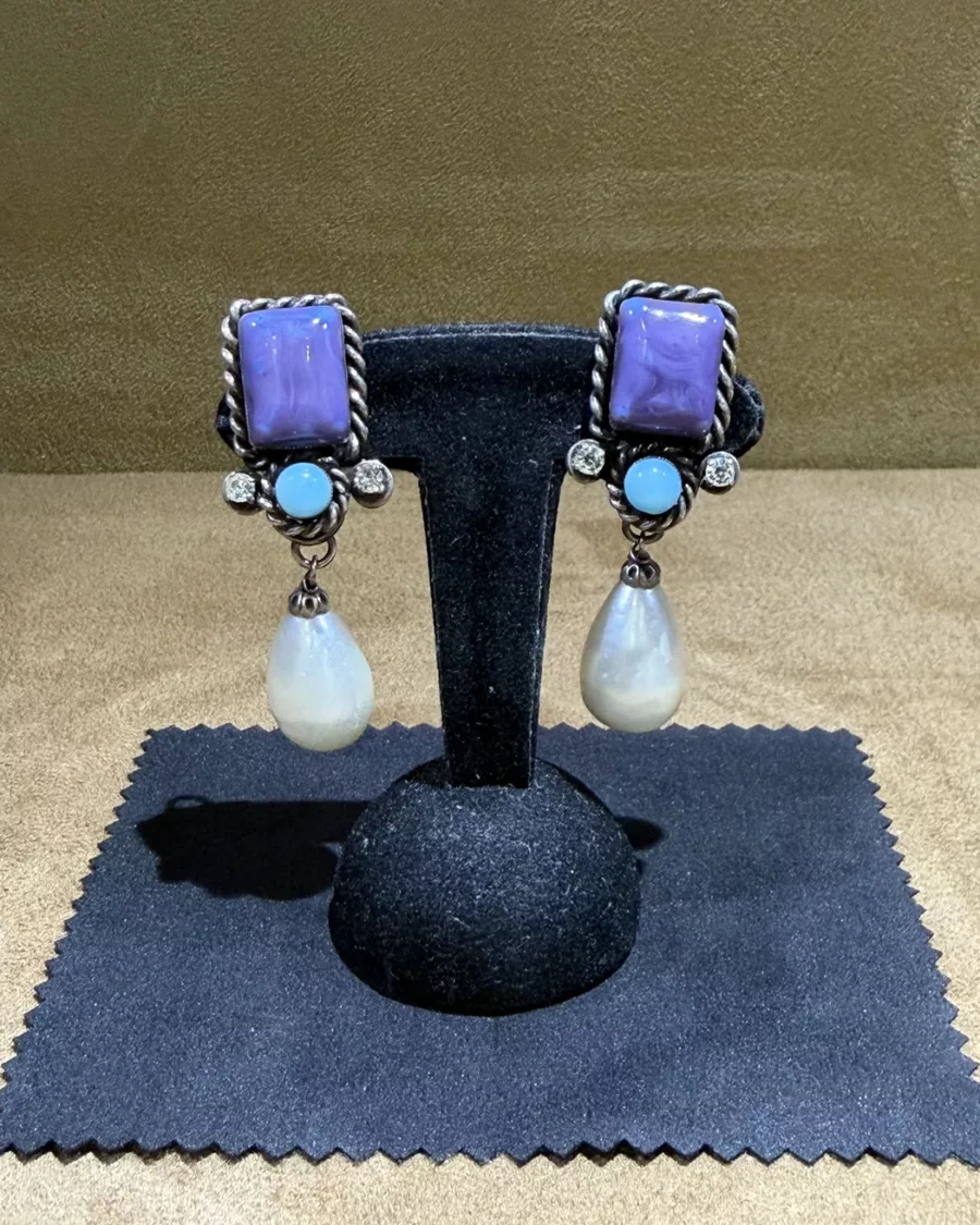 Boucles d’oreilles clips Chanel 93P à cabochons violets, vue principale