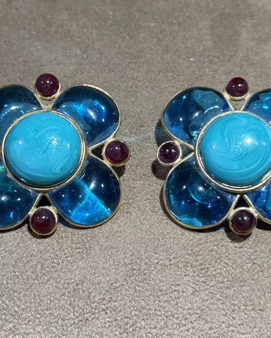 Boucles d’oreilles clips Chanel bleu et rouge, période Karl Lagerfeld, vue principale