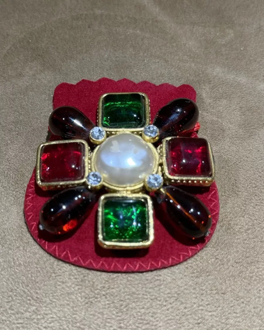 Broche Chanel multicolore en métal doré, période Karl Lagerfeld, vue principale