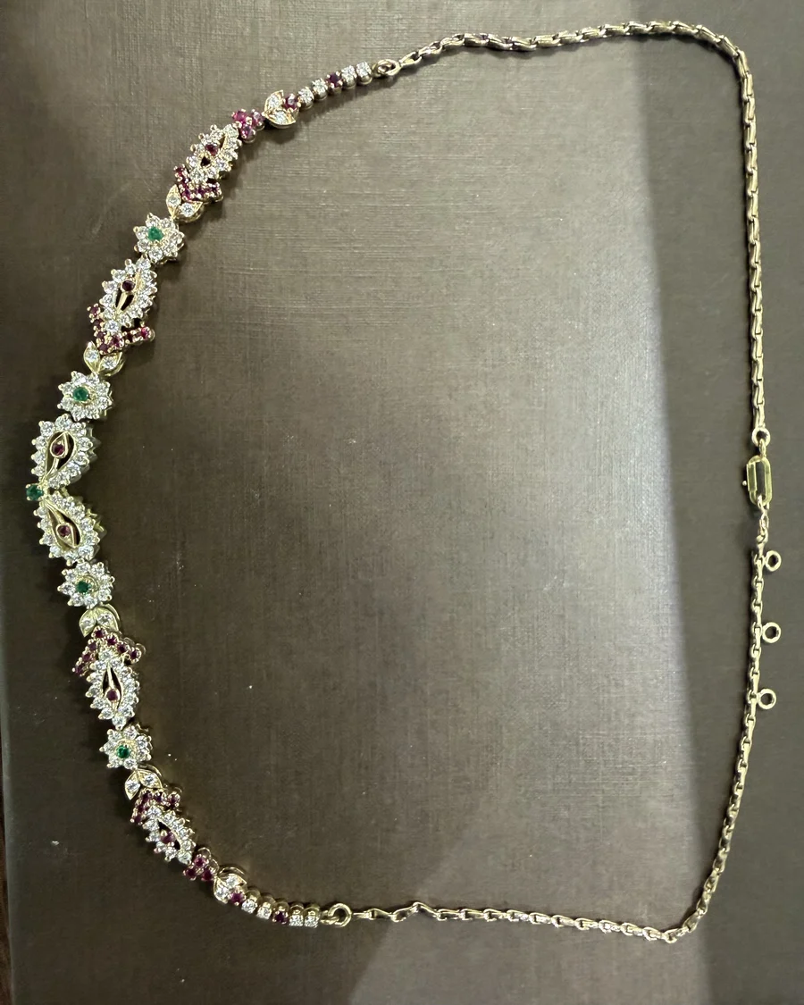 Collier en or jaune serti de diamants et de pierres de couleur, vue d’ensemble