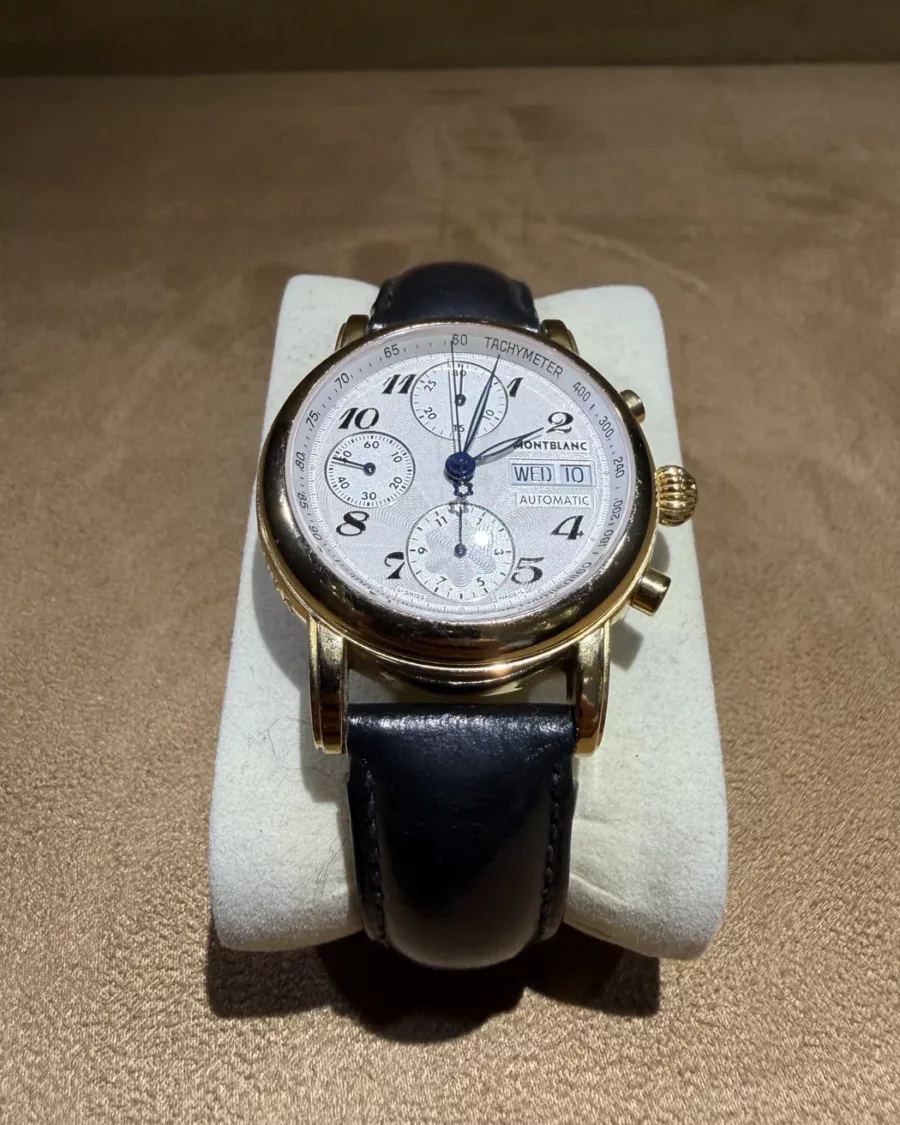 Montre Montblanc chronographe automatique à cadran argenté, vue principale