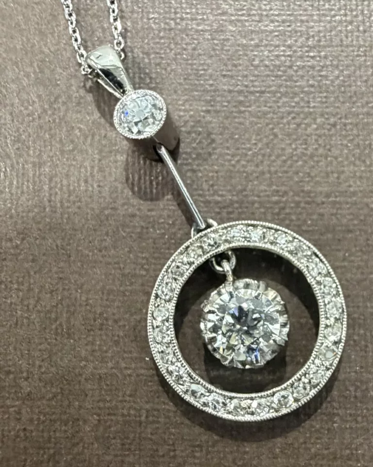 Pendentif rond serti de diamants avec chaîne, vue principale