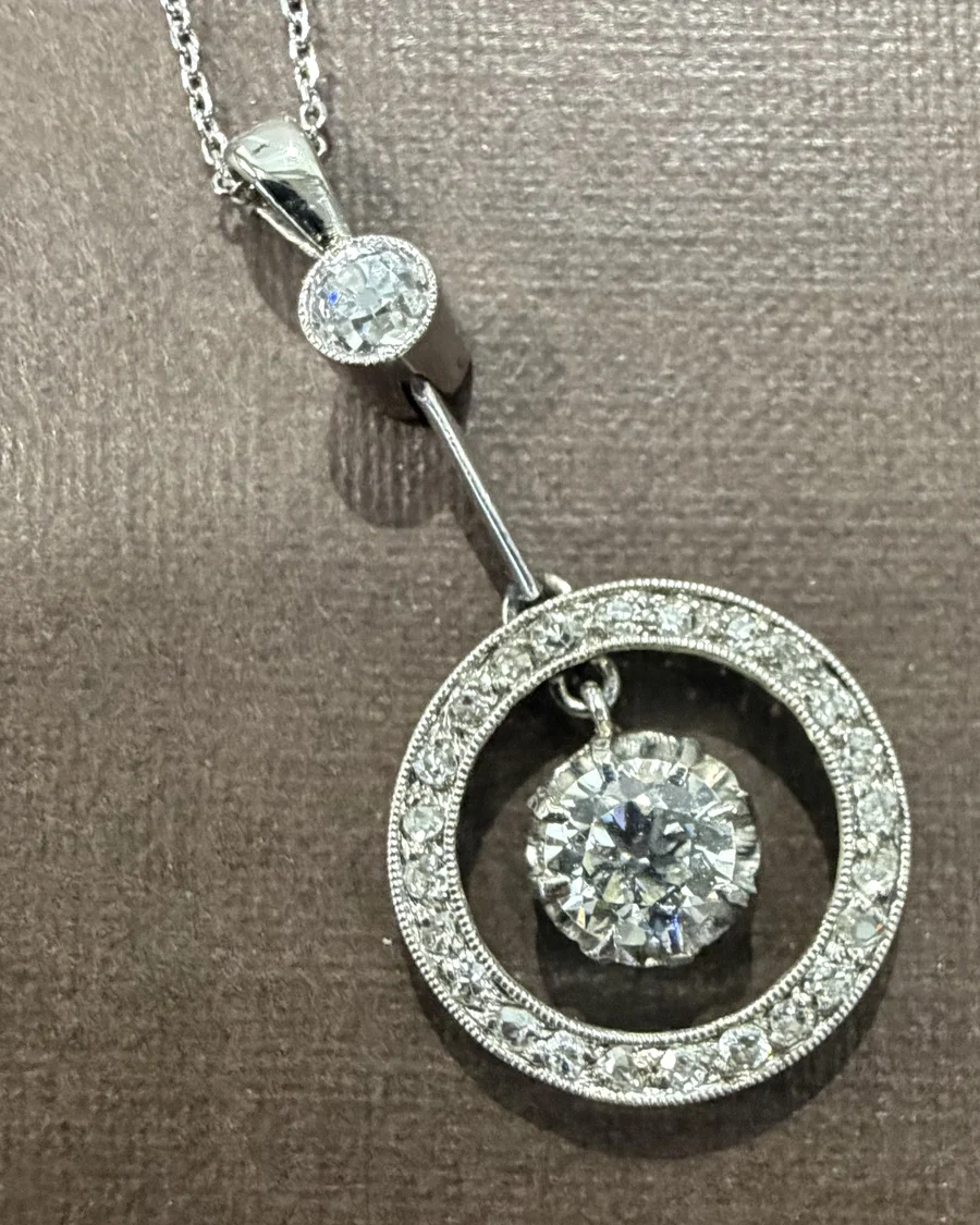 Pendentif rond serti de diamants avec chaîne, vue principale