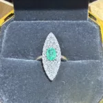 Seconde vue de la bague marquise émeraude d’environ 0,59 ct et diamants