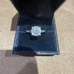 Bague solitaire diamant d’environ 1,87 ct présentée dans son écrin