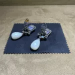 Vue du revers des boucles d’oreilles Chanel 93P