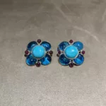 Vue d’ensemble des boucles d’oreilles Chanel bleues et rouges