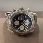 Détail du cadran noir de la montre Breitling SuperOcean chronographe II