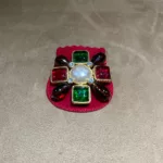 Vue d’ensemble de la broche Chanel multicolore