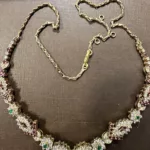 Seconde vue d’ensemble du collier en or jaune serti de diamants et pierres de couleur