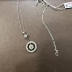 Vue d’ensemble du pendentif rond serti de diamants avec sa chaîne