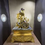 Vue d’ensemble de la pendule ancienne sculptée avec sa clé