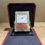 Pendulette Cartier présentée dans son écrin rouge et noir