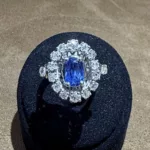 Vue d’ensemble de la bague marguerite en platine et or avec saphir et diamants
