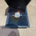 Vue d’ensemble de la bague solitaire sertie d’un diamant