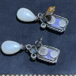 Détail du marquage Chanel 93P Made in France au revers des boucles d’oreilles