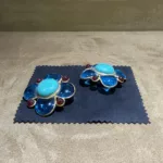 Boucles d’oreilles Chanel bleu et rouge vues de trois quarts