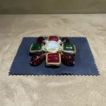 Broche Chanel multicolore vue de trois quarts