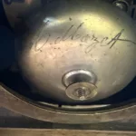 Détail du mécanisme et de l’inscription au revers de la pendule ancienne