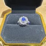 Seconde vue de la bague marguerite sertie d’un saphir ovale et de diamants