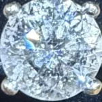 Gros plan sur le diamant rond d’environ 1,87 ct de la bague solitaire