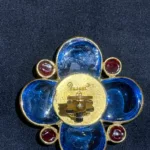 Détail de la signature Chanel au revers d’une boucle d’oreille