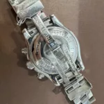 Détail du fond de boîtier de la montre Breitling SuperOcean chronographe en acier