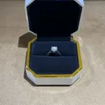 Seconde vue de la bague solitaire diamant dans son écrin