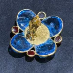 Détail du fermoir clip au revers des boucles d’oreilles Chanel