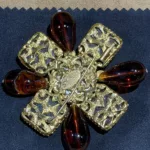 Détail du revers en métal doré de la broche Chanel multicolore
