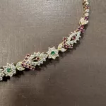 Autre détail des motifs sertis du collier en or jaune