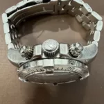 Détail des poussoirs et de la couronne de la Breitling SuperOcean