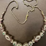 Vue du collier en or jaune et de son système de fermeture