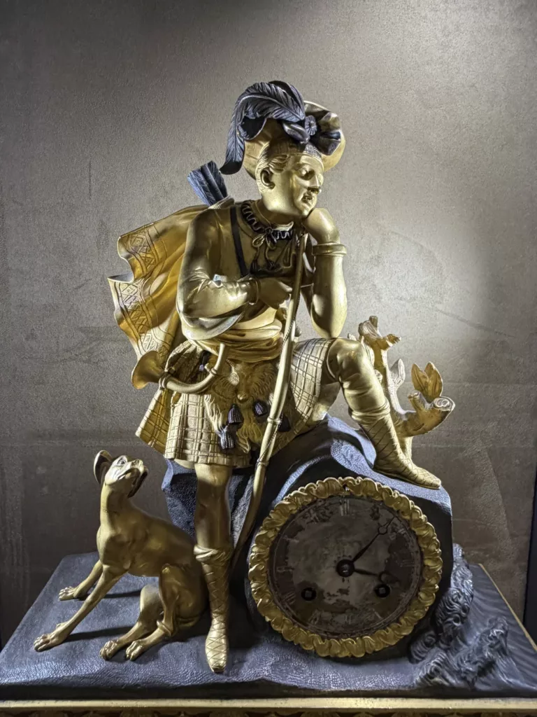 Pendule d’époque Empire en bronze doré et patiné : Le Chasseur écossais et son lévrier, XIXème siècle